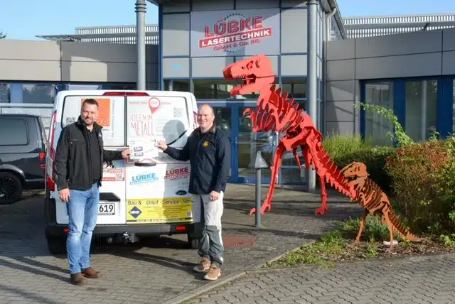 (L)Stephan Kock, Geschäftführung Lübke Lasertechnik und Lübke Maschinenbau, (R) Diakon Kai Boisen, vom Trägerverein offene Jugendarbeit e.V.